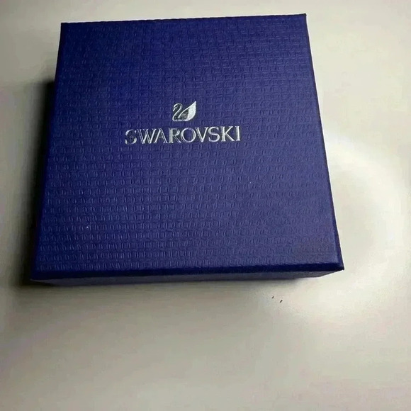 COPY - SWAROVSKI Swan heart necklace! - Picture 7 of 7